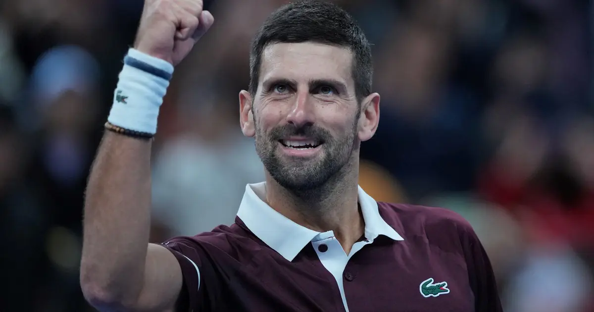 ¡Inoxidable! Novak Djokovic venció a Zverev en Beijing, batió un récord de Nadal y se metió en semis