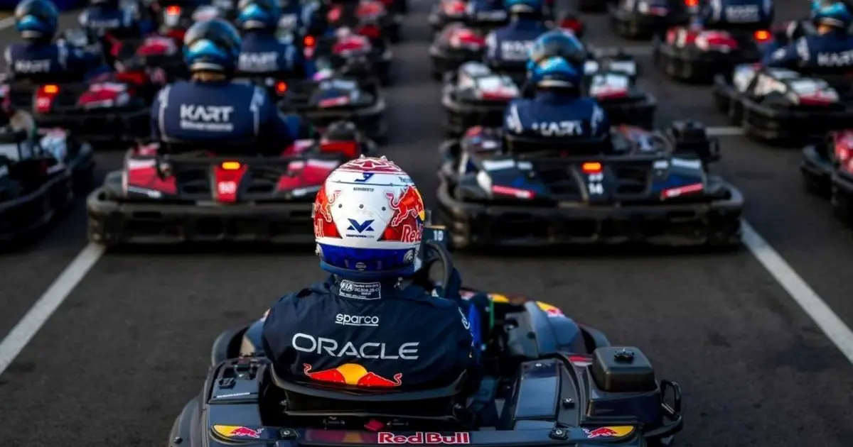 ¡Una locura total! Max Verstappen se mide mano a mano contra 100 pilotos en un desafío sin precedentes