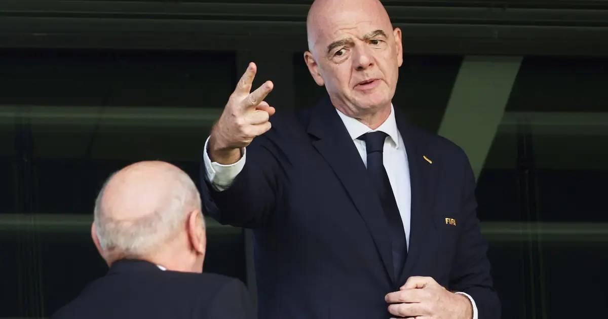 Clima picante en la FIFA: Infantino pidió disculpas, prometió caja récord pero no logró apagar el fuego