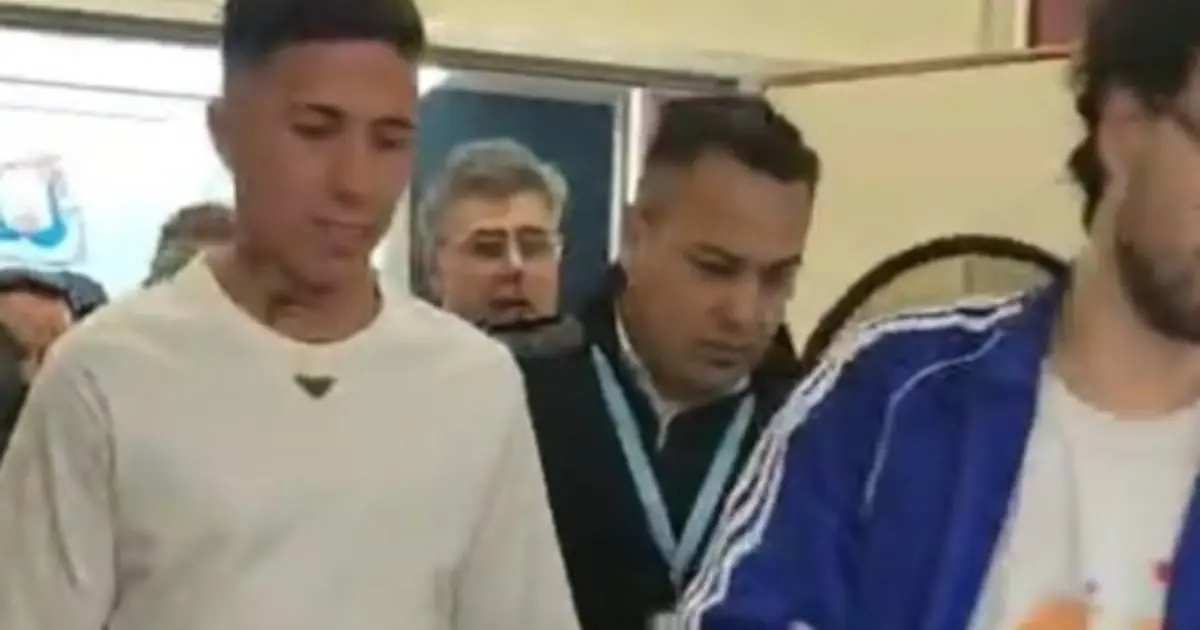 El gran gesto de Enzo Fernández antes de volver a jugar con la Selección: visitó a los chicos del Hospital Garrahan