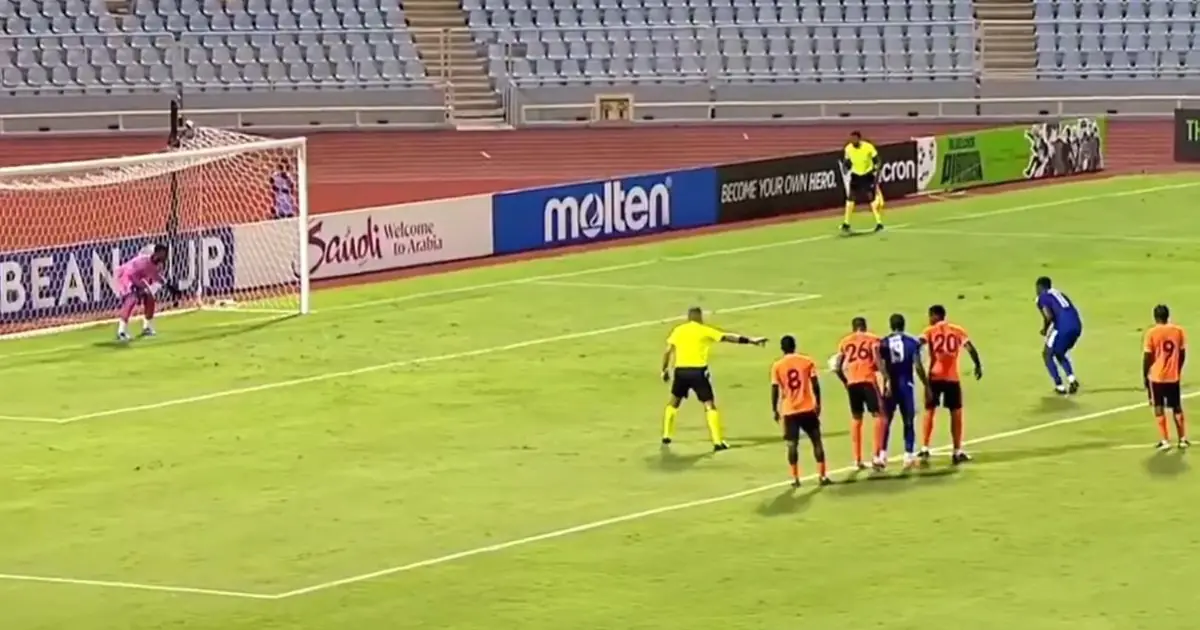 Caminó 20 segundos antes de patear un penal, se lo atajaron y protagonizó el blooper del año