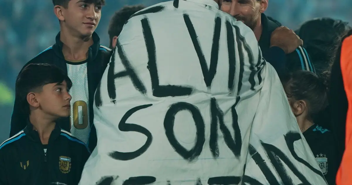 ¡Furia británica! En Inglaterra estallaron contra Messi por una bandera de Malvinas y piden sanciones