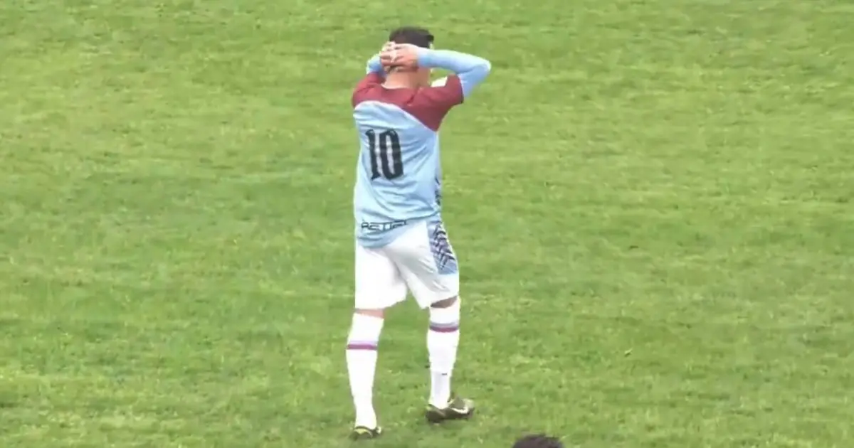¡Blooper del año en el Ascenso! El insólito golazo en contra desde mitad de cancha en la Primera B