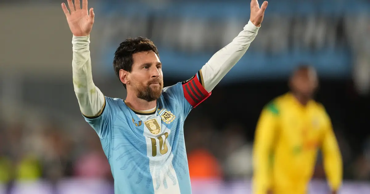 El guiño eterno de Messi: emotiva dedicatoria a Maradona tras su despedida de la Selección
