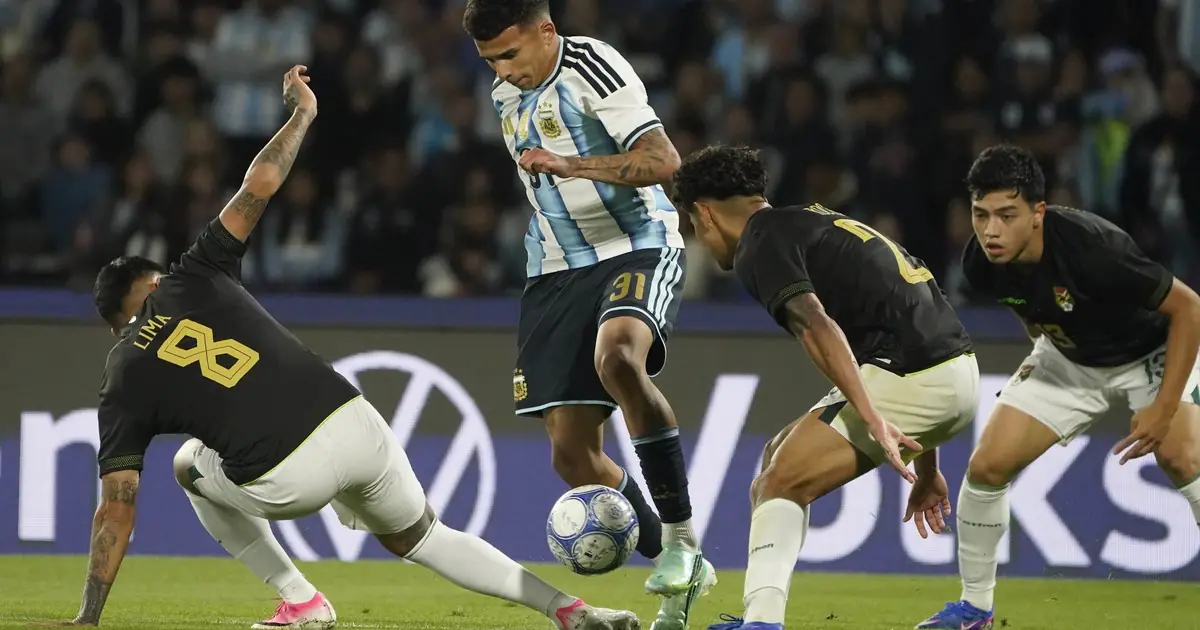 Los deslumbrantes 13 minutos de Leonel Flores en su debut con la Selección: encaró como en Boca y casi se regala un golazo