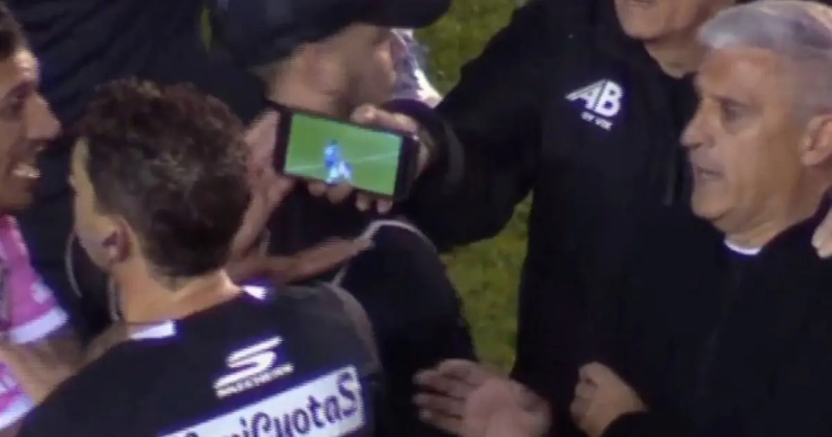Bochorno y 'celuVAR' en All Boys vs. Godoy Cruz: ¿qué dice el reglamento tras la insólita decisión de Lamolina?
