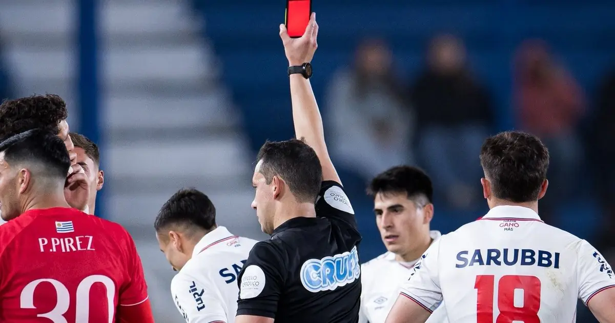 Revolución arbitral en Uruguay: debutó la tarjeta virtual que divide opiniones en el fútbol