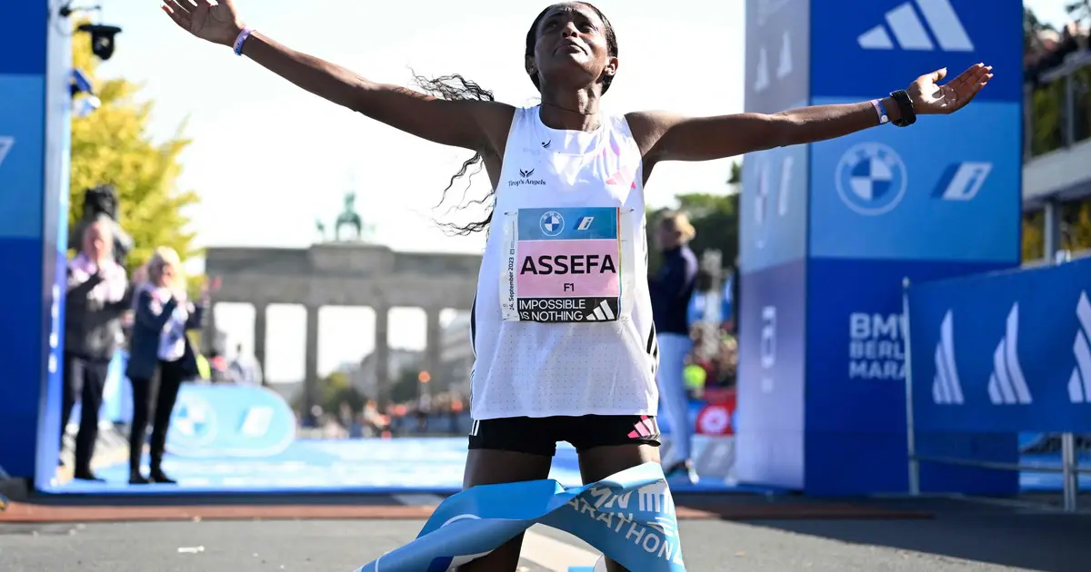 Hazaña y drama en Berlín: Tigst Assefa acarició el récord mundial y se consagró tricampeona rengueando
