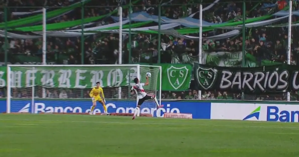 Polémica total en Junín: el VAR le anuló el gol del empate a River por una discutida mano de Fausto Vera