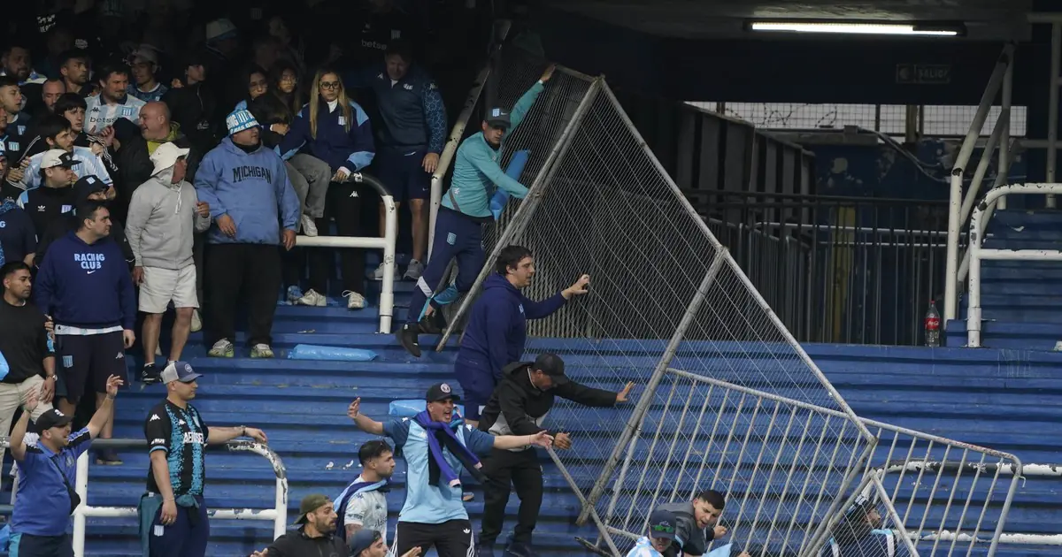 Escándalo en Rosario: Incidentes, represión policial y un grito de guerra contra Tapia en la previa de Boca-Racing