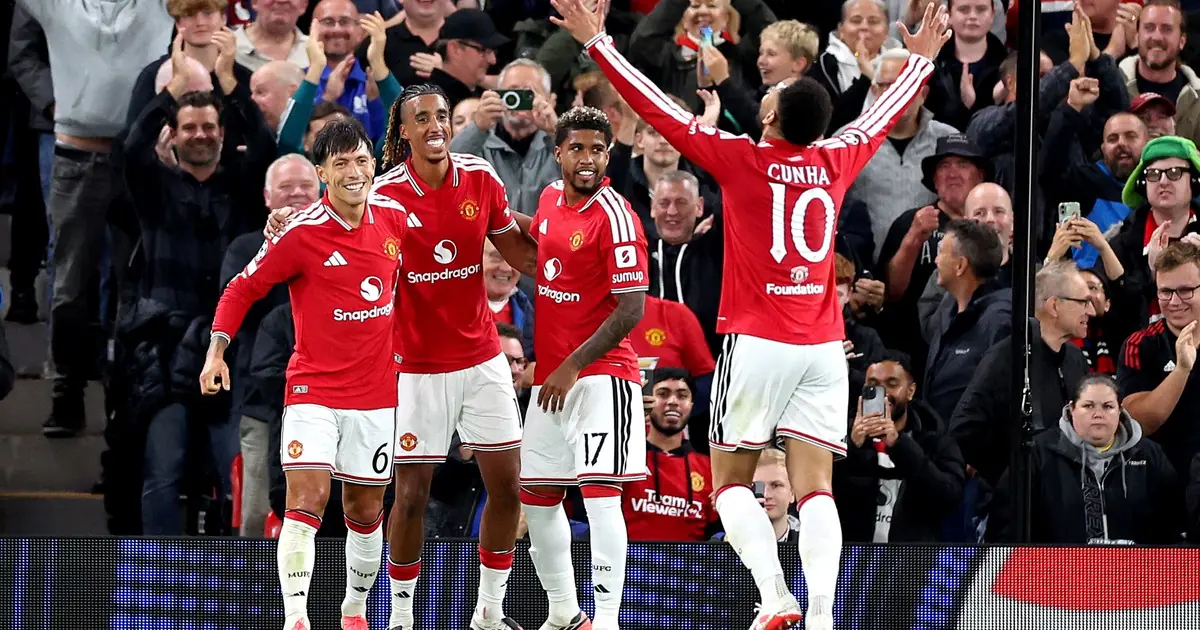 Respaldado en Old Trafford: la banca del DT del Manchester United a Lisandro Martínez en la antesala de un choque decisivo