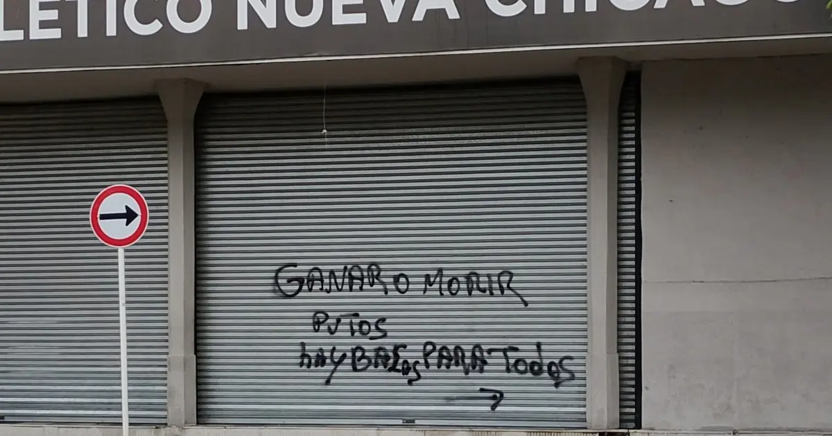 Máxima tensión en Mataderos: violenta amenaza al plantel de Nueva Chicago en plena lucha por la permanencia