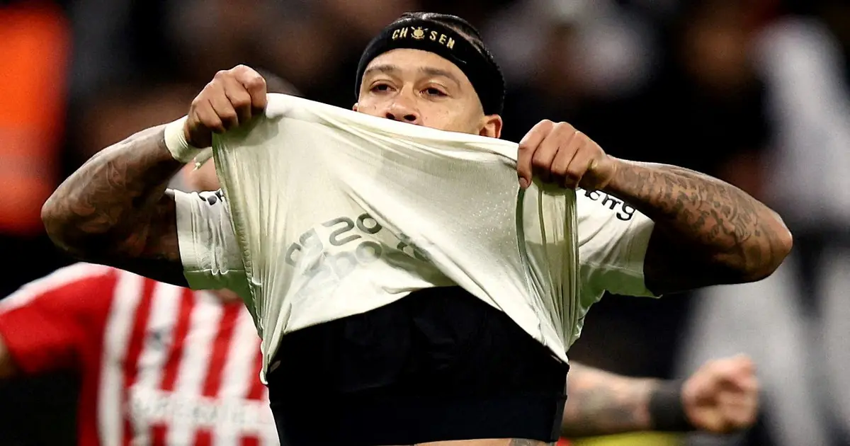 ¡De héroe a villano! Memphis Depay pasó de la renovación millonaria en Corinthians al penal errado que clasificó a Estudiantes