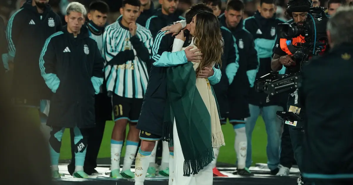 ¡De colección! Agustín Giay metió canje de poncho con la Sole Pastorutti en el Monumental