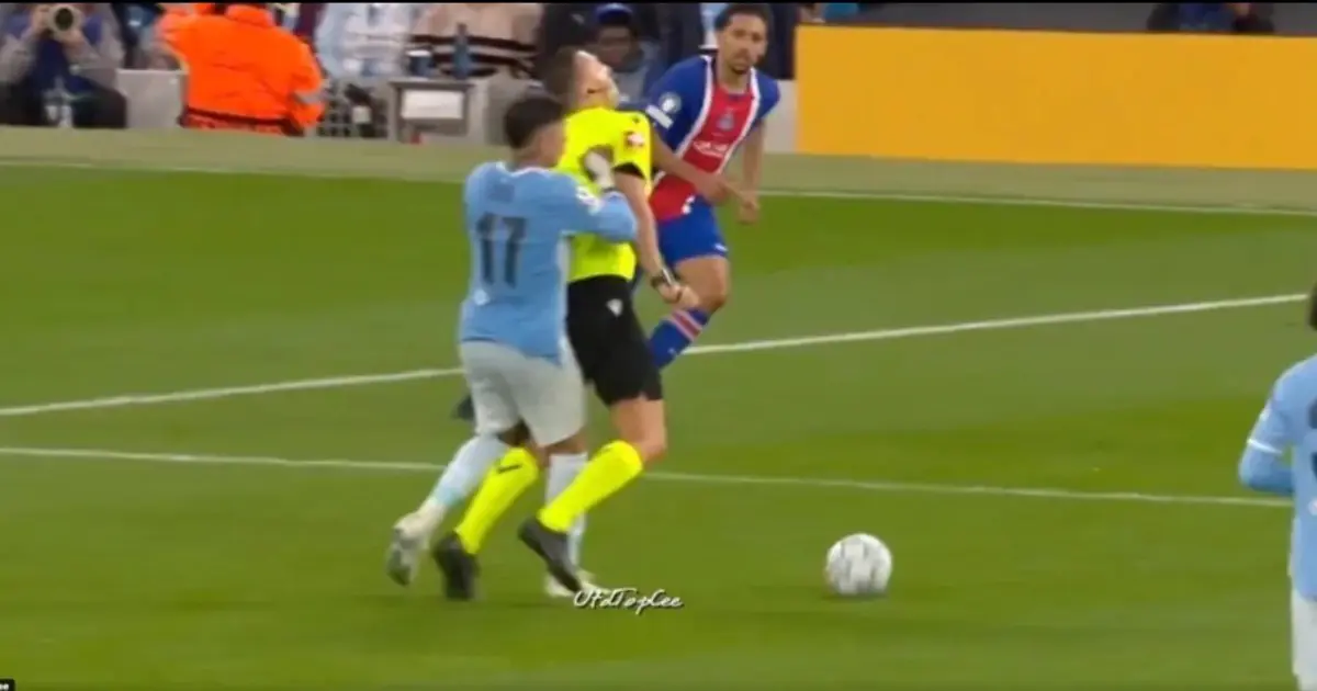 ¿Era para tarjeta? El insólito cruce entre Enzo Fernández y el árbitro en la caída del Manchester City