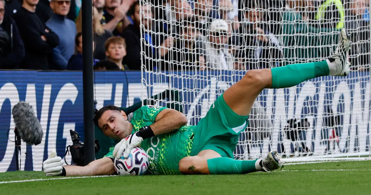 Con el Dibu Martínez descollante, el Chelsea aplastó 5-1 en Stamford Bridge y apunta a las copas