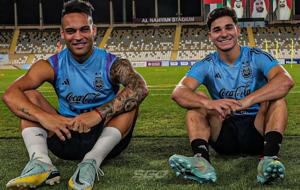 “Juega uno solo”: la duda de Scaloni entre Lautaro Martínez y Julián Álvarez
