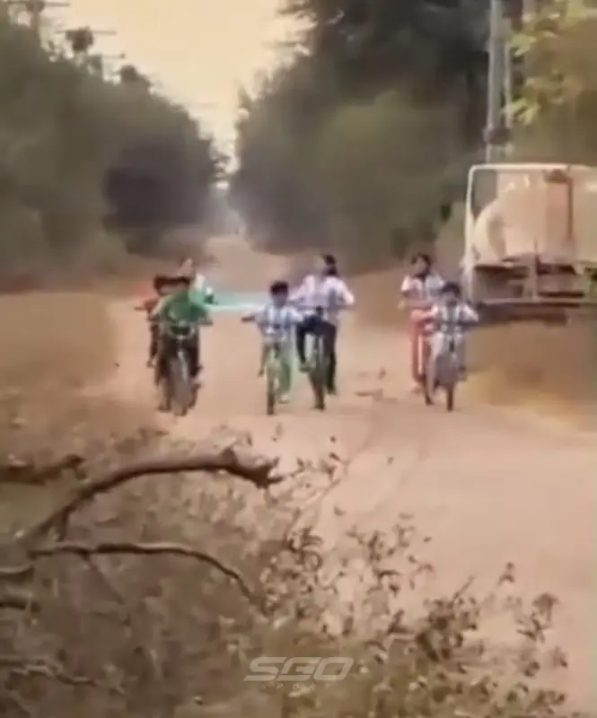 Siete bicicletas, una bandera y la felicidad de un país resumida en una calle de tierra