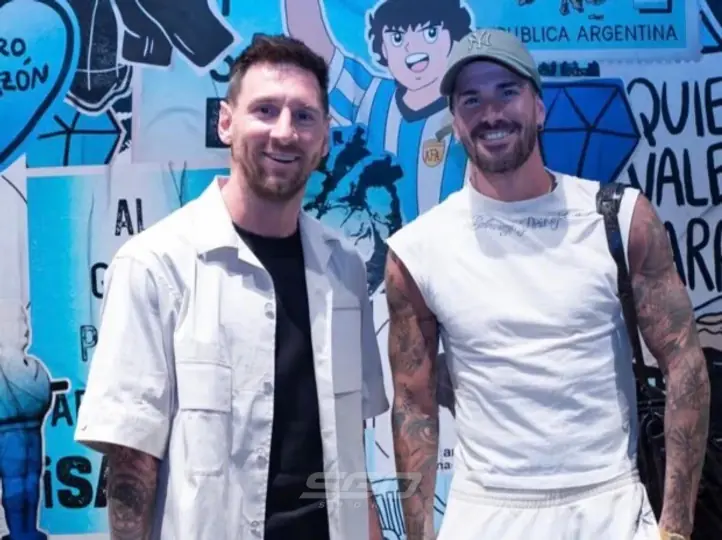 La foto de Messi con De Paul, tras la clasificación a la final del Mundial