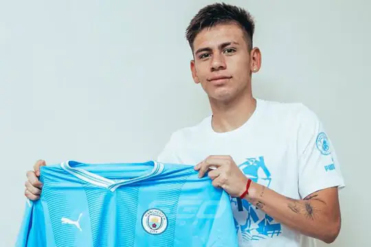 El “Diablito” Echeverri sorprendió y picó un penal en la definición entre el Manchester City y el Inter de Milán: mirá la acción