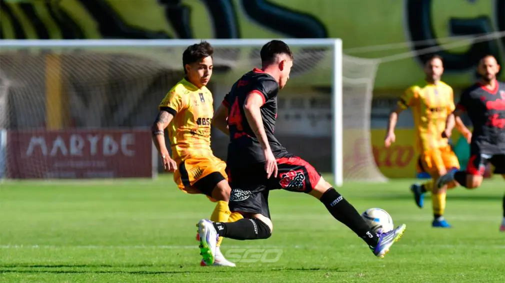 Con un doblete de Machado, Mitre volvió a festejar ante Defensores de Belgrano y confirmó su levantada