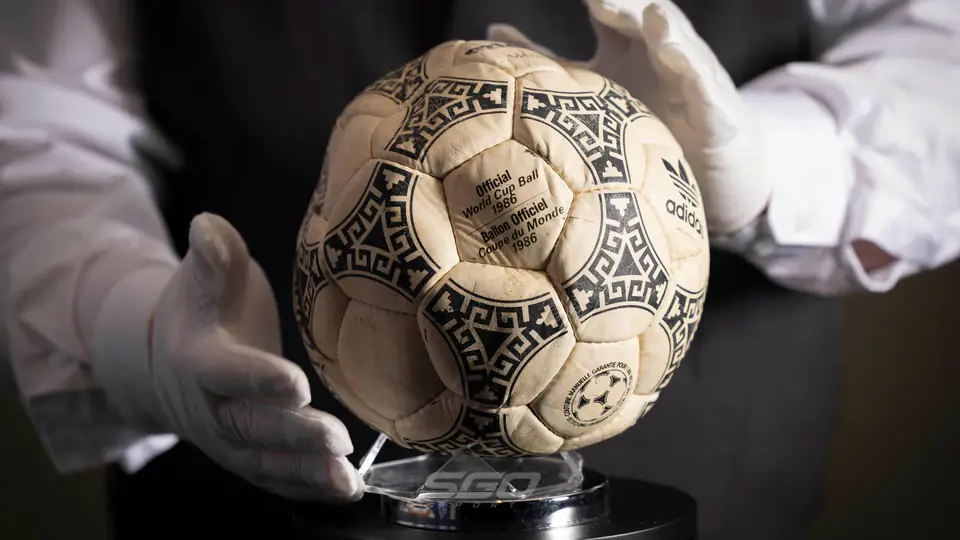 La pelota con la que Maradona marcó los goles ante Inglaterra en México 1986 fue vendida por una cifra millonaria