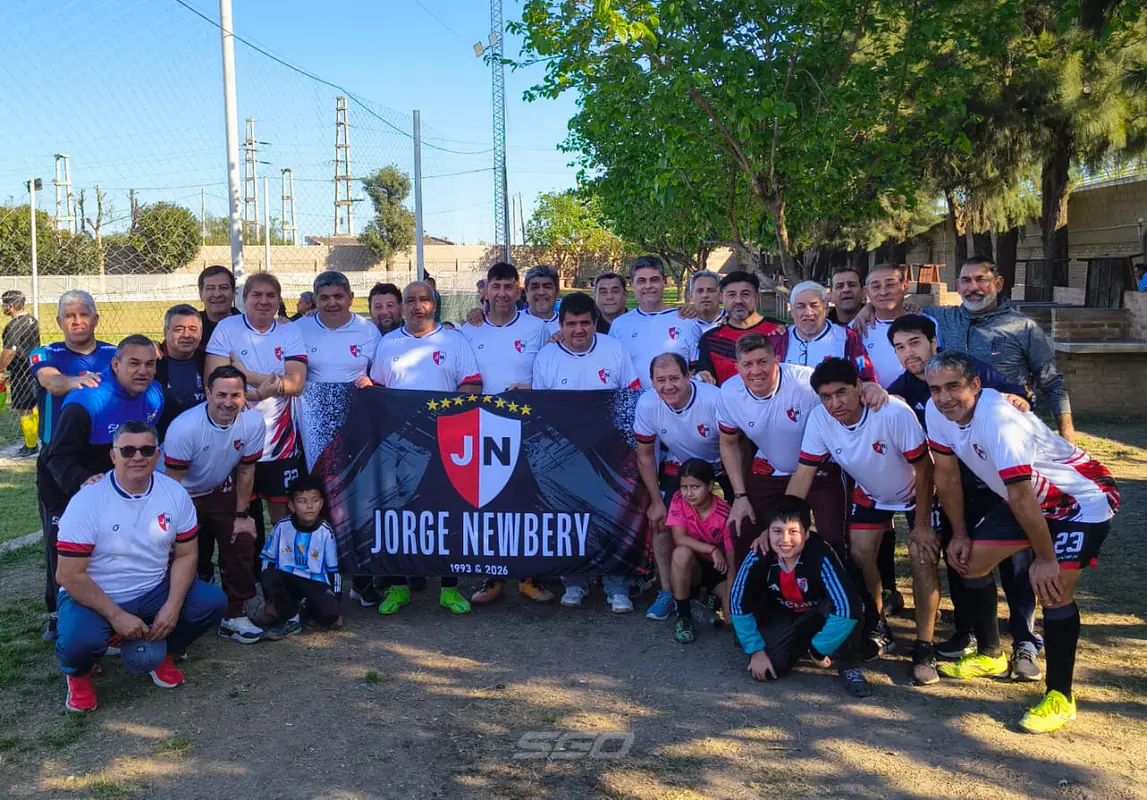 Jorge Newbery estrenó indumentaria pero no pudo con Yanda Osvaldo