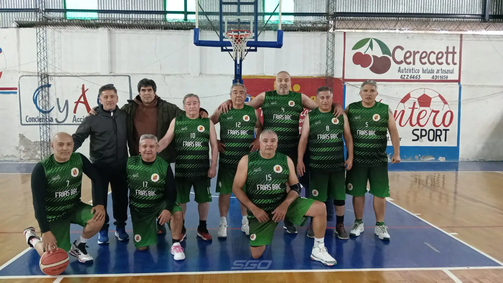 Tres partidos le dieron el calor a un sábado frío por la Liga de Maxibasquet
