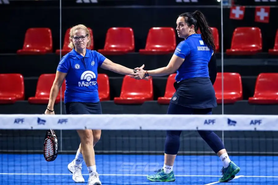 Debut a puro festejo: la santiagueña Claudia Céspedes brilló con un contundente triunfo en el Mundial Senior de Pádel