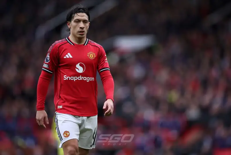 Luego de sus críticas al director deportivo, Lisandro Martínez sería sancionado por el Manchester United