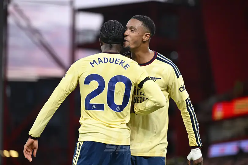 Arsenal vencó a Nottingham Forest y se mantiene a tres puntos del City en la Premier League