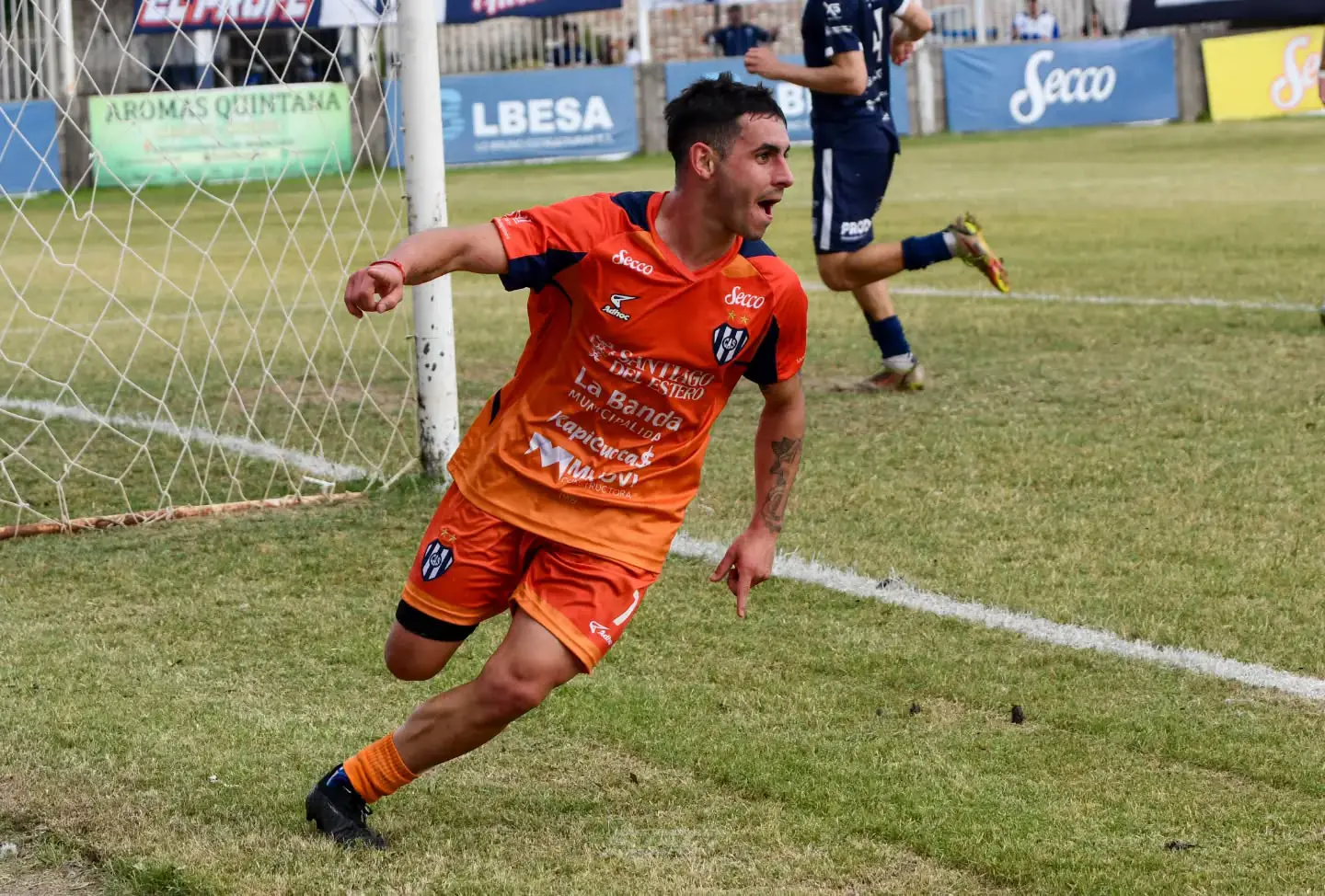 Sarmiento de La Banda goleó a Atenas y quedó a un paso de avanzar en la Reválida