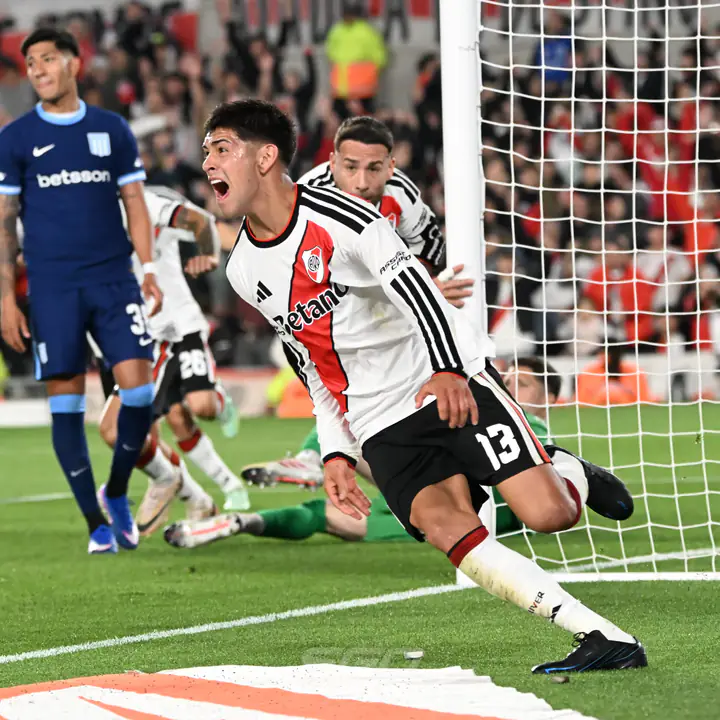 River le ganó a un pobre Racing en el Monumental, da pelea en la tabla anual y llega entonado al Superclásico